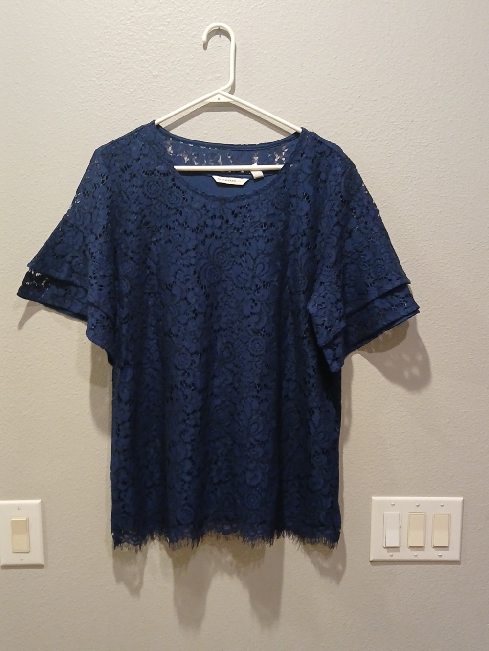 Isaac Mizrahi Large Navy Floral Lace Short Sleeve Top Bell Sleeves